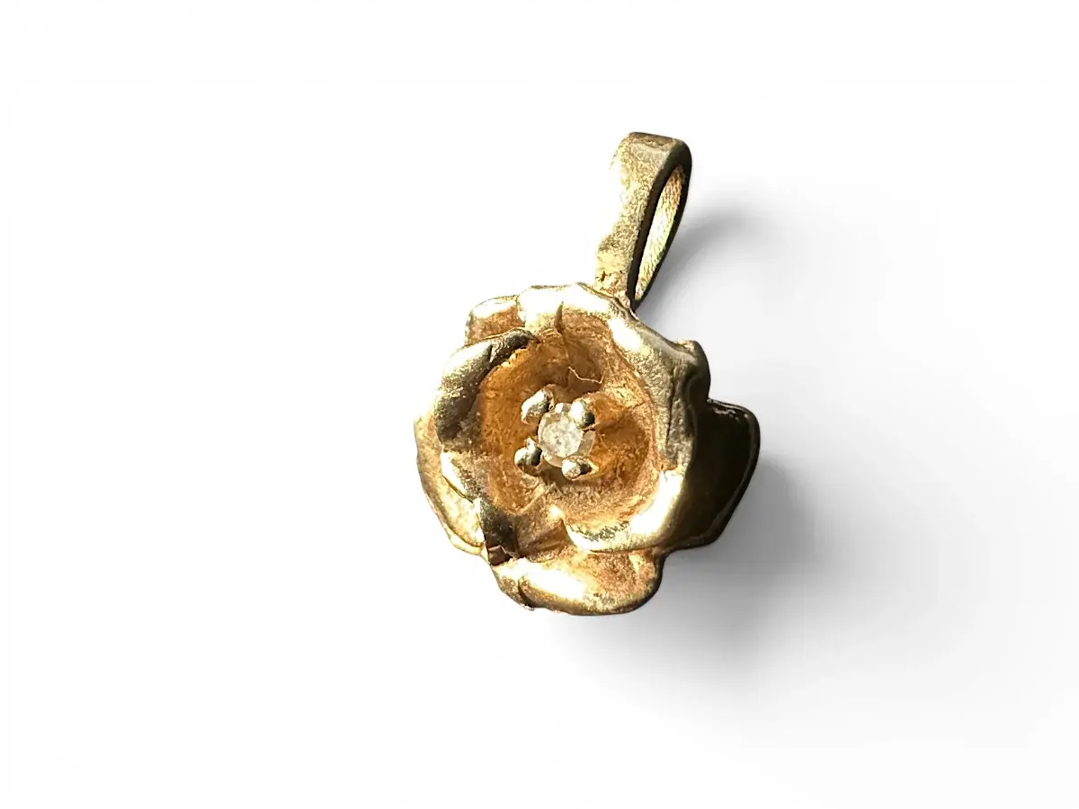Dije de Rosa con Diamante en Oro Amarillo 14K