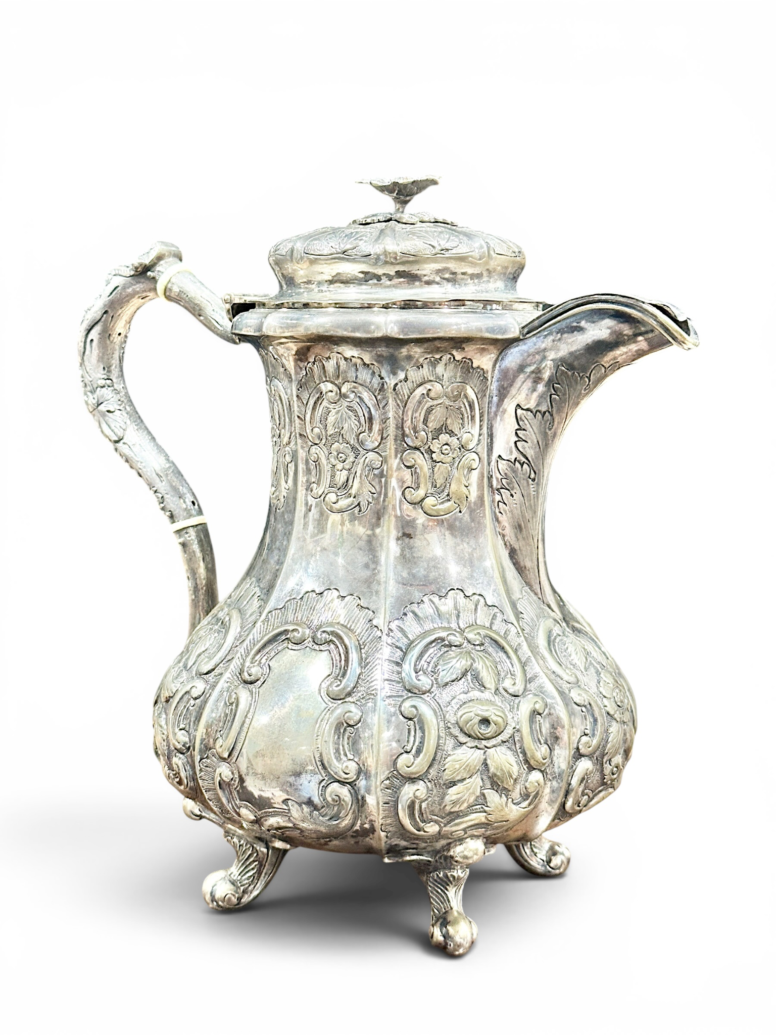 Cafetera de plata de moneda americana con cincelado y repujado a mano de Bill Tompkins, principios del siglo XIX