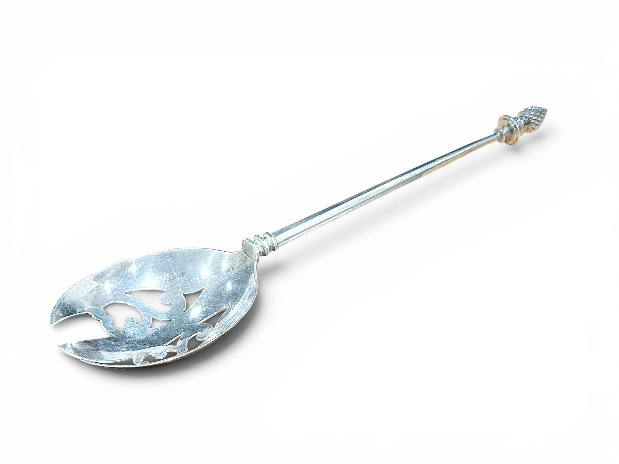 Cuchara de Servir Calada en Plata Sterling con Remate de Bellota y Cuenco con Volutas