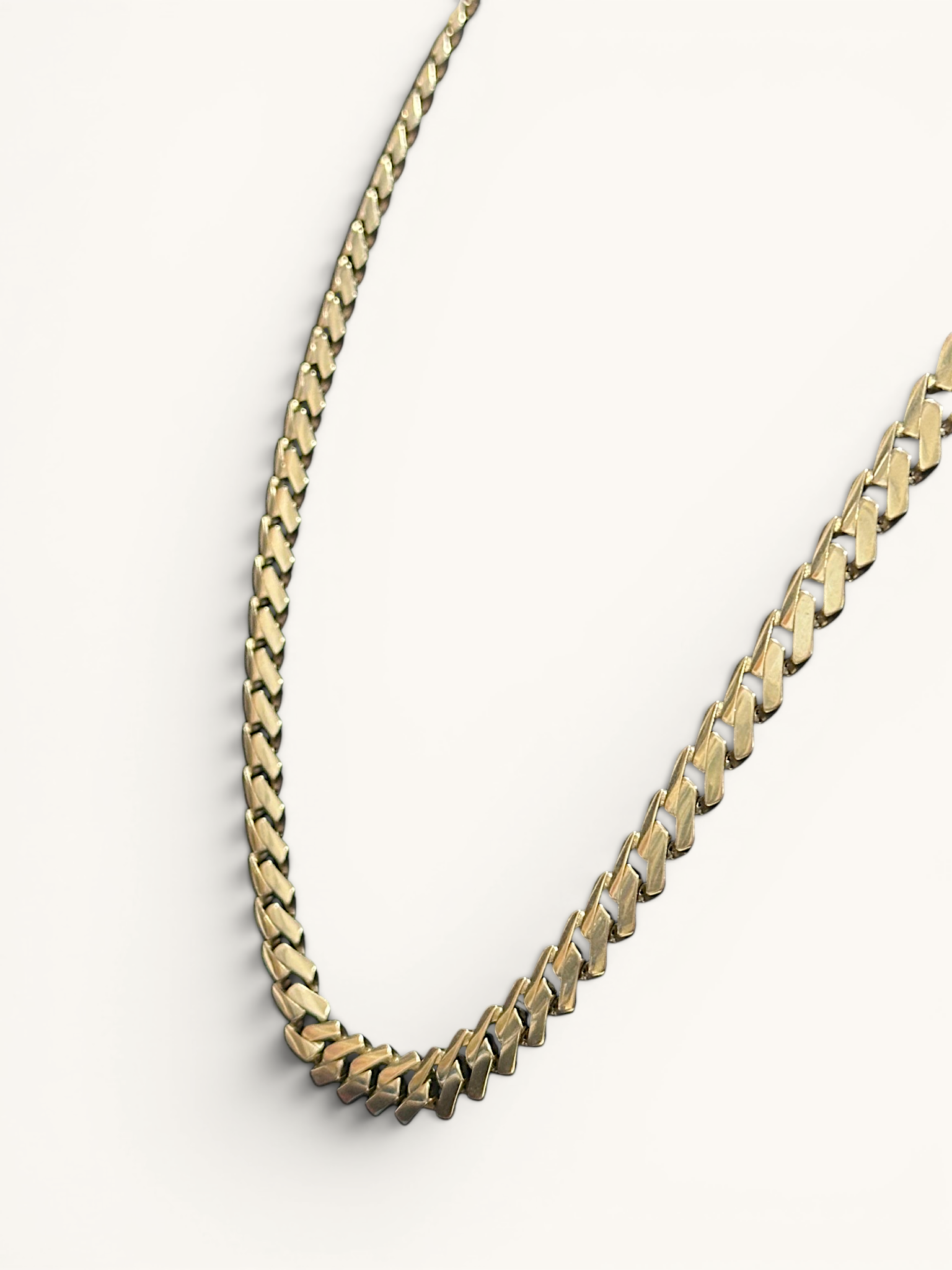 Collar de Eslabón Cubano con Acentos de Diamante de Oro de 10K Monaco Chain Edge 4